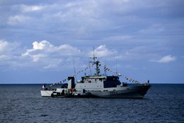 Archipel-des-Comores;-Cérémonie;-France;-Kaleidos;-Kaleidos-images;-La-parole-à-limage;-Laurent-Abad;-Marine;-Mayotte;-Mer;-Navire-militaire;-Nuages;-Océan-Indien;-Pavoisé;-Stories-Pictures